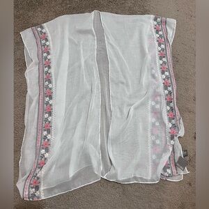 This is a lovely shawl that is brand new with original tags on it.